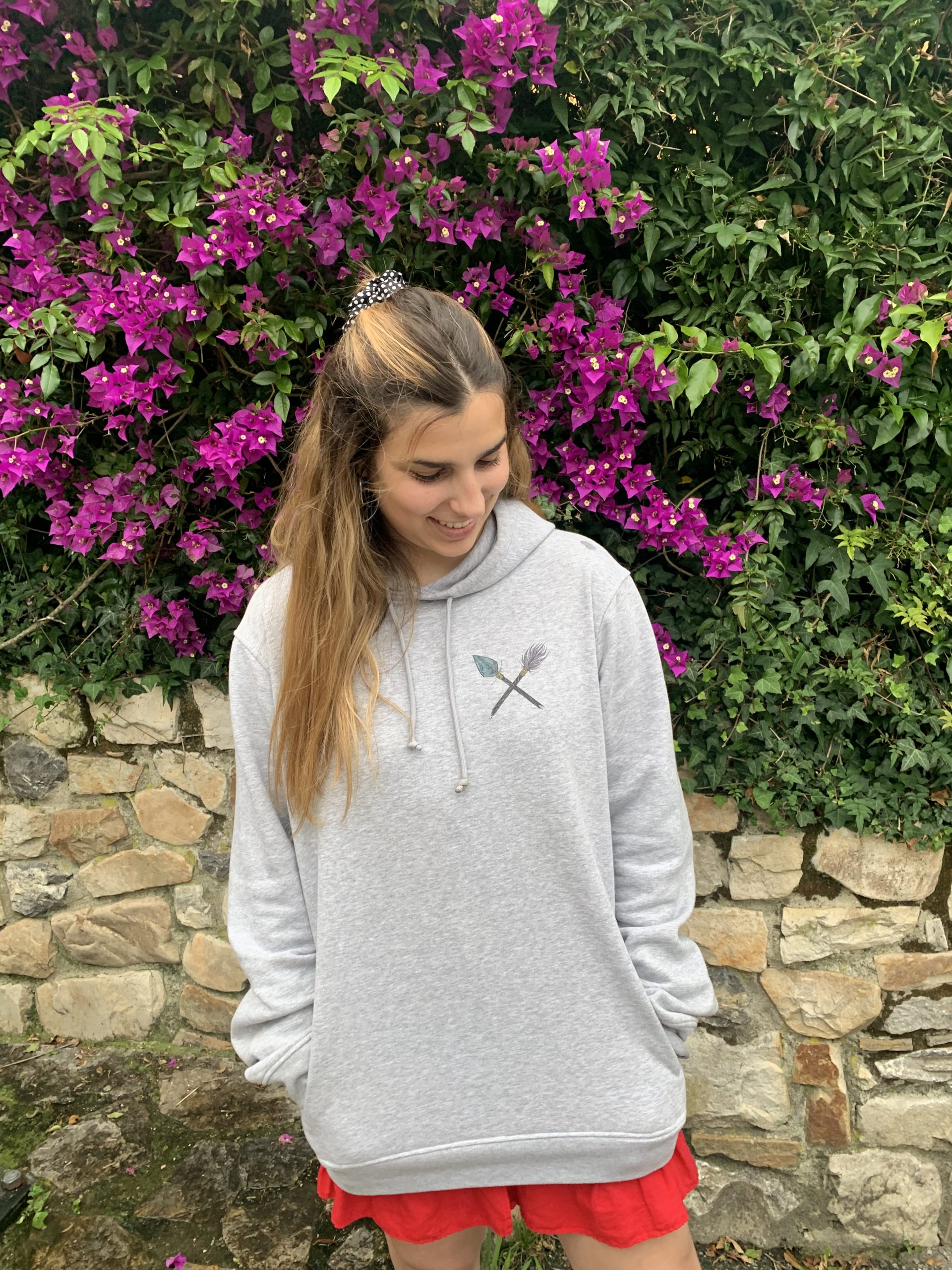 Sudadera gris diseño Pocahontas Moda sostenible Asturias